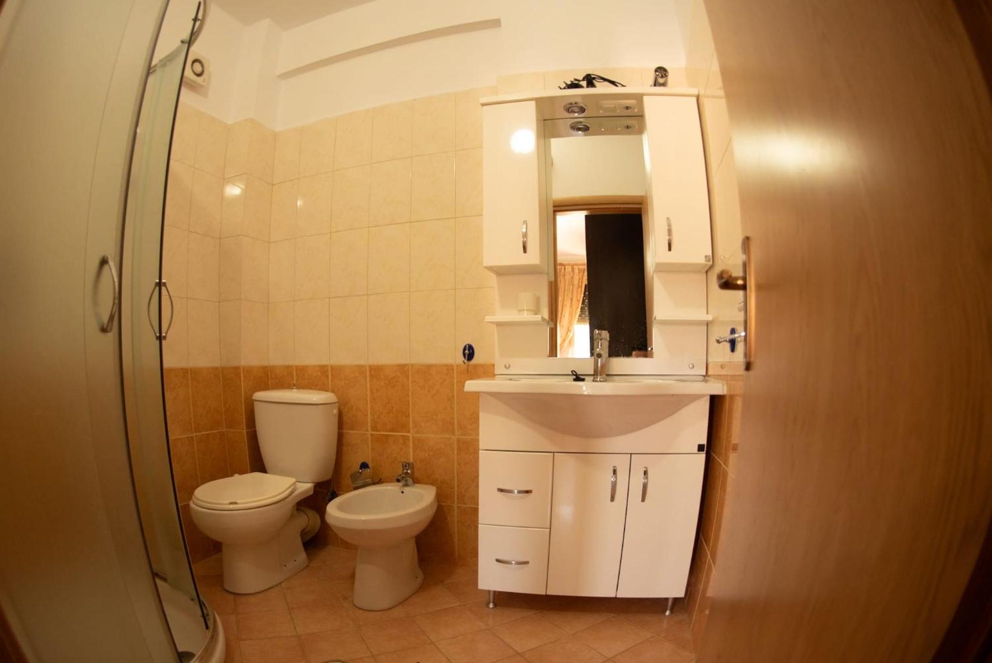 Апартаменты Apartament Egzoni City Center Берат Экстерьер фото